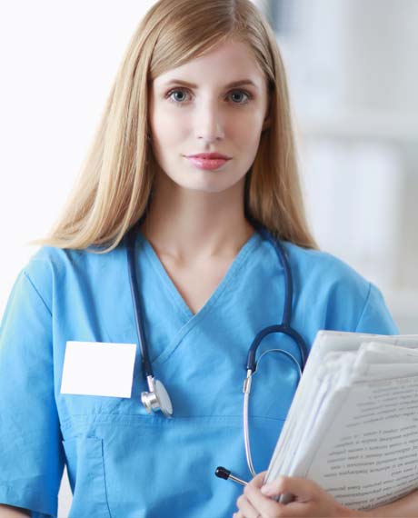 женщина врач с бумагами в руке